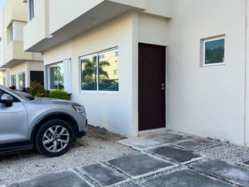 CASA EN VENTA EN PLAYA DEL CARMEN 3 HABITACIONES CON ESTACIONAMIENTO