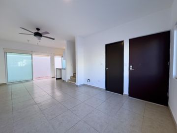 CASA EN VENTA EN PLAYA DEL CARMEN 3 HABITACIONES CON ESTACIONAMIENTO