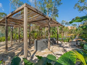 CASA EN VENTA EN TULUM 3 HABITACIONES CON ALBERCA INFINITY, ZONA DE REUNIONES JUEGOS PARA NIÑOS