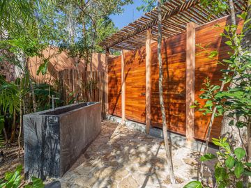 CASA EN VENTA EN TULUM 3 HABITACIONES CON ALBERCA INFINITY, ZONA DE REUNIONES JUEGOS PARA NIÑOS