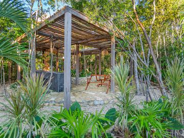 CASA EN VENTA EN TULUM 3 HABITACIONES CON ALBERCA INFINITY, ZONA DE REUNIONES JUEGOS PARA NIÑOS