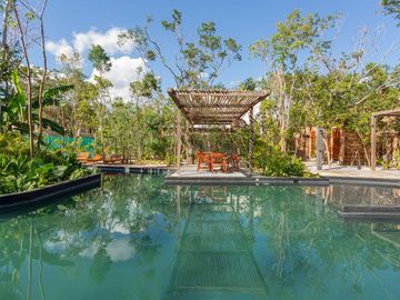 CASA EN VENTA EN TULUM 3 HABITACIONES CON ALBERCA INFINITY, ZONA DE REUNIONES JUEGOS PARA NIÑOS