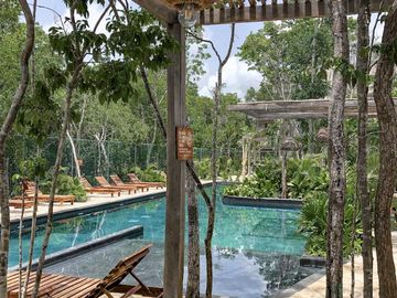 CASA EN VENTA EN TULUM 2 HABITACIONES CON 2 ALBERCAS PARA ADULTOS Y NIÑOS ZONA DE ALTA PLUSVALÍA