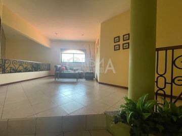 AMPLIA CASA EN VENTA EN COL. JARDINES