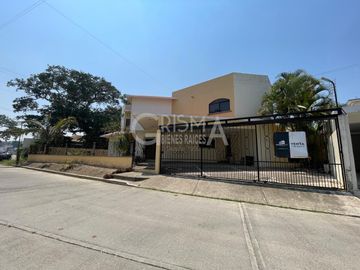 AMPLIA CASA EN VENTA EN COL. JARDINES