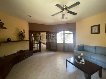 AMPLIA CASA EN VENTA EN COL. JARDINES