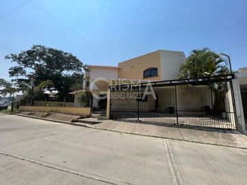 AMPLIA CASA EN VENTA EN COL. JARDINES