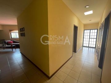 AMPLIA CASA EN VENTA EN COL. JARDINES