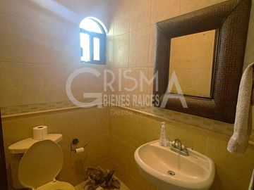 AMPLIA CASA EN VENTA EN COL. JARDINES