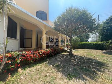 AMPLIA CASA EN VENTA EN COL. JARDINES