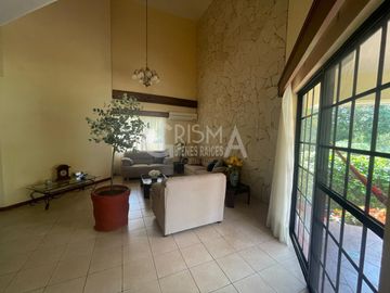 AMPLIA CASA EN VENTA EN COL. JARDINES