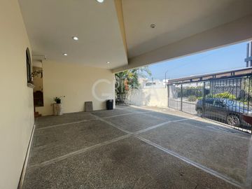 AMPLIA CASA EN VENTA EN COL. JARDINES