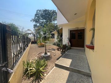 AMPLIA CASA EN VENTA EN COL. JARDINES