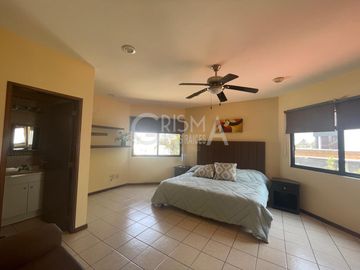AMPLIA CASA EN VENTA EN COL. JARDINES