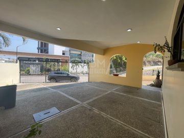 AMPLIA CASA EN VENTA EN COL. JARDINES