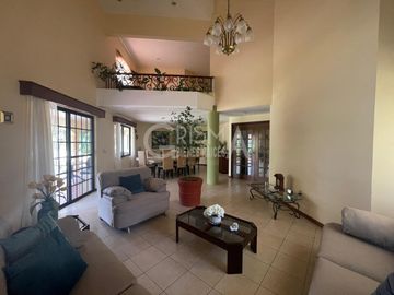 AMPLIA CASA EN VENTA EN COL. JARDINES