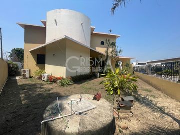 AMPLIA CASA EN VENTA EN COL. JARDINES