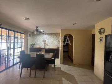 AMPLIA CASA EN VENTA EN COL. JARDINES