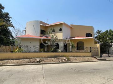 AMPLIA CASA EN VENTA EN COL. JARDINES