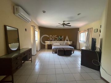 AMPLIA CASA EN VENTA EN COL. JARDINES