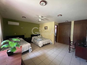 AMPLIA CASA EN VENTA EN COL. JARDINES