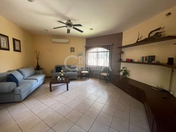 AMPLIA CASA EN VENTA EN COL. JARDINES