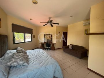 AMPLIA CASA EN VENTA EN COL. JARDINES