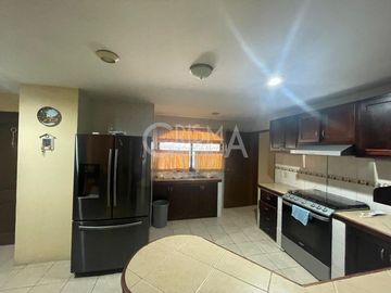 AMPLIA CASA EN VENTA EN COL. JARDINES