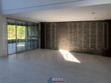 VENTA CASA 5 AMBIENTES EN BARRIO PRIVADO FINCAS DE IRAOLA II.