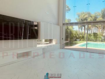 VENTA CASA 5 AMBIENTES EN BARRIO PRIVADO FINCAS DE IRAOLA II.