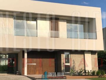 VENTA CASA 5 AMBIENTES EN BARRIO PRIVADO FINCAS DE IRAOLA II.
