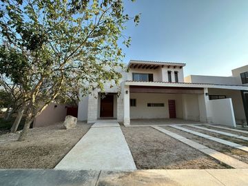 Casa en venta en Privada Maple, Parque Central