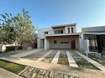 Casa en venta en Privada Maple, Parque Central