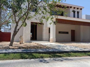 Casa en venta en Privada Maple, Parque Central