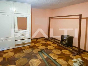 Se Vende Casa Rentera con Gran Potencial en Sector Mena 2