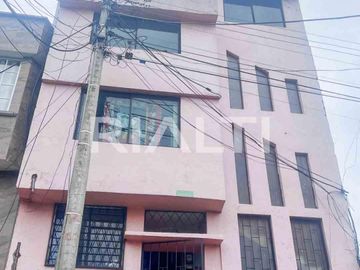 Se Vende Casa Rentera con Gran Potencial en Sector Mena 2