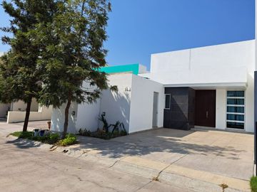 : Casa en Venta de una Planta en Residencial Bosque Real