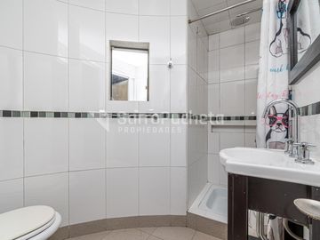 Venta chalet 4 ambientes con jardín y piscina en Haedo.