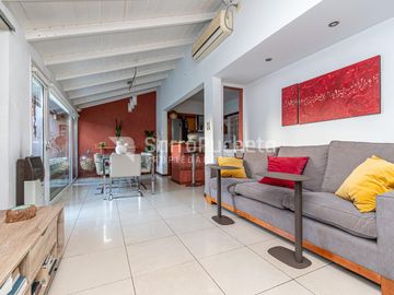 Venta chalet 4 ambientes con jardín y piscina en Haedo.