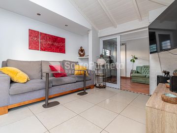 Venta chalet 4 ambientes con jardín y piscina en Haedo.