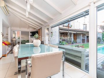 Venta chalet 4 ambientes con jardín y piscina en Haedo.