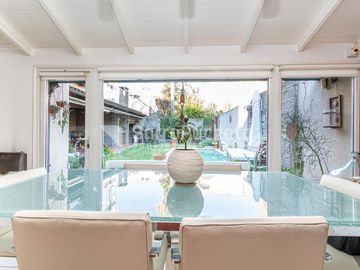 Venta chalet 4 ambientes con jardín y piscina en Haedo.