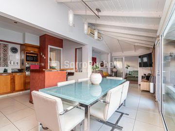 Venta chalet 4 ambientes con jardín y piscina en Haedo.