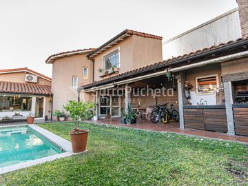 Venta chalet 4 ambientes con jardín y piscina en Haedo.