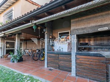 Venta chalet 4 ambientes con jardín y piscina en Haedo.