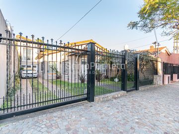 Venta chalet 4 ambientes con jardín y piscina en Haedo.