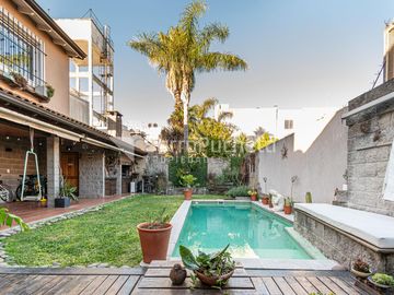 Venta chalet 4 ambientes con jardín y piscina en Haedo.