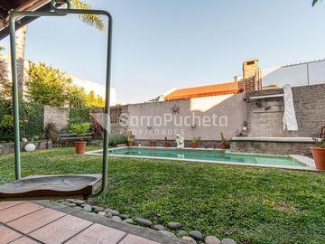 Venta chalet 4 ambientes con jardín y piscina en Haedo.