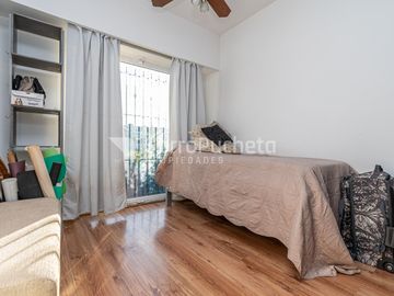 Venta chalet 4 ambientes con jardín y piscina en Haedo.