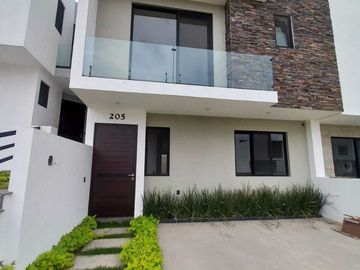 Casa en Venta cerca de Galerías Santa Anita